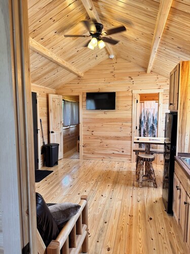 Fishdance Cabin, a Charming 2-bedroom cabin with AC, WiFi in brilliant Ely