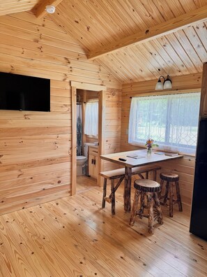 Dining - Fishdance Cabin, a Charming 2-bedroom cabin with AC, WiFi in brilliant Ely (Ely)