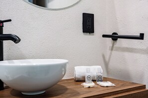 ヘアドライヤー、石鹸、シャンプー、トイレットペーパー