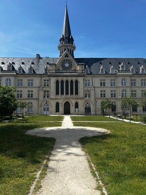 Exterior - Renovated apartment with 50 m2 terrace (Caen)