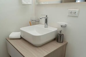 Shower, hair dryer, towels, soap - Loft apartment with sea view (Cartagena de Indias)
