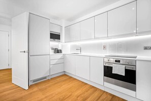 Køleskab, mikrobølgeovn, ovn, kogeplade