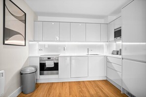 Køleskab, mikrobølgeovn, ovn, kogeplade