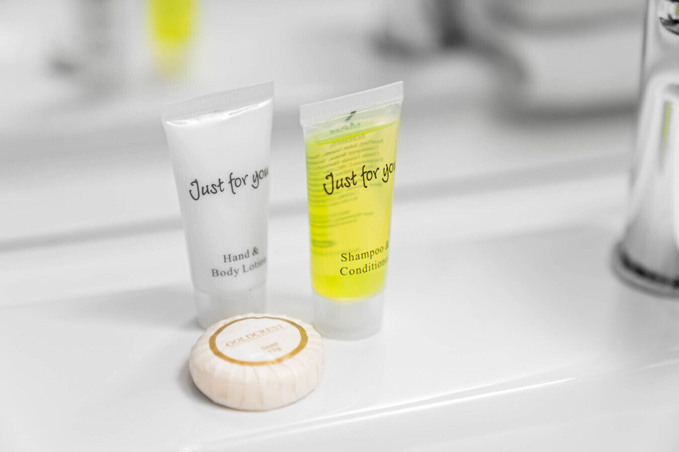 Deux produits de soins pour la peau sont posés sur le comptoir d’une salle de bain.