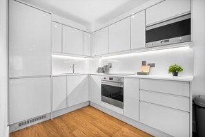 Køleskab, mikrobølgeovn, ovn, kogeplade