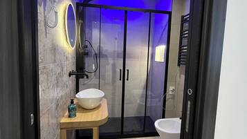 Classic-Doppel- oder -Zweibettzimmer | Badezimmer | Kostenlose Toilettenartikel, Haartrockner, Handtücher, Seife