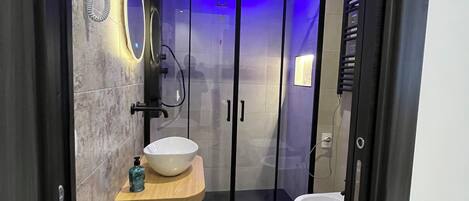 Chambre Classique Double ou avec lits jumeaux | Salle de bain | Articles de toilette gratuits, sĂšche-cheveux, peignoirs