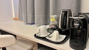 A hotel room with a breakfast tray containing a coffee maker, a jar of honey, and two cups. - Dimore Diffuse R H (Rende)
