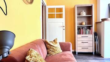 Televisie, een open haard en een kantoor