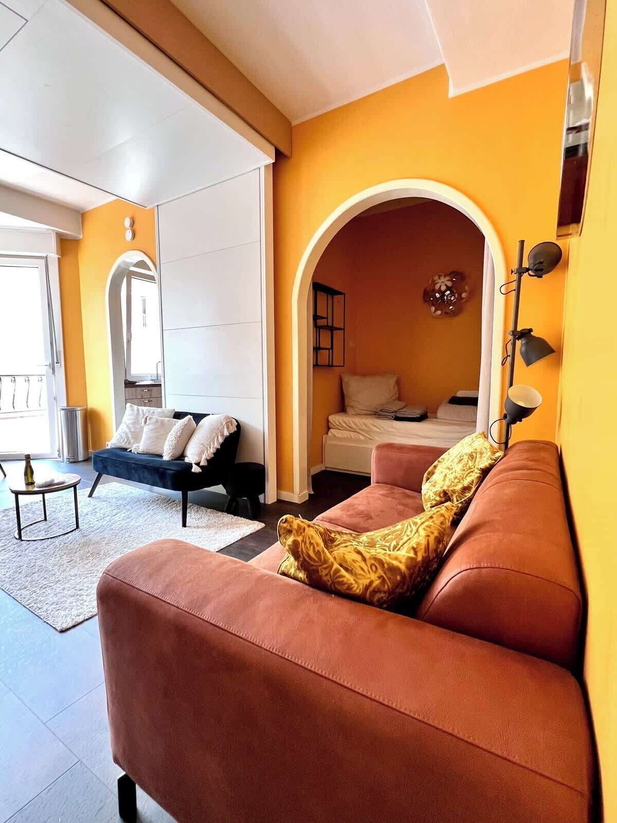 Televisie, een open haard en een kantoor