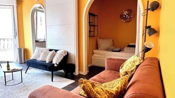 Televisie, een open haard en een kantoor