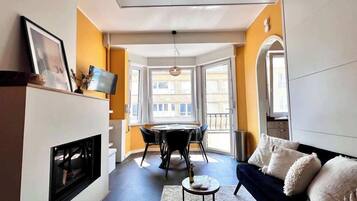 Televisie, een open haard en een kantoor