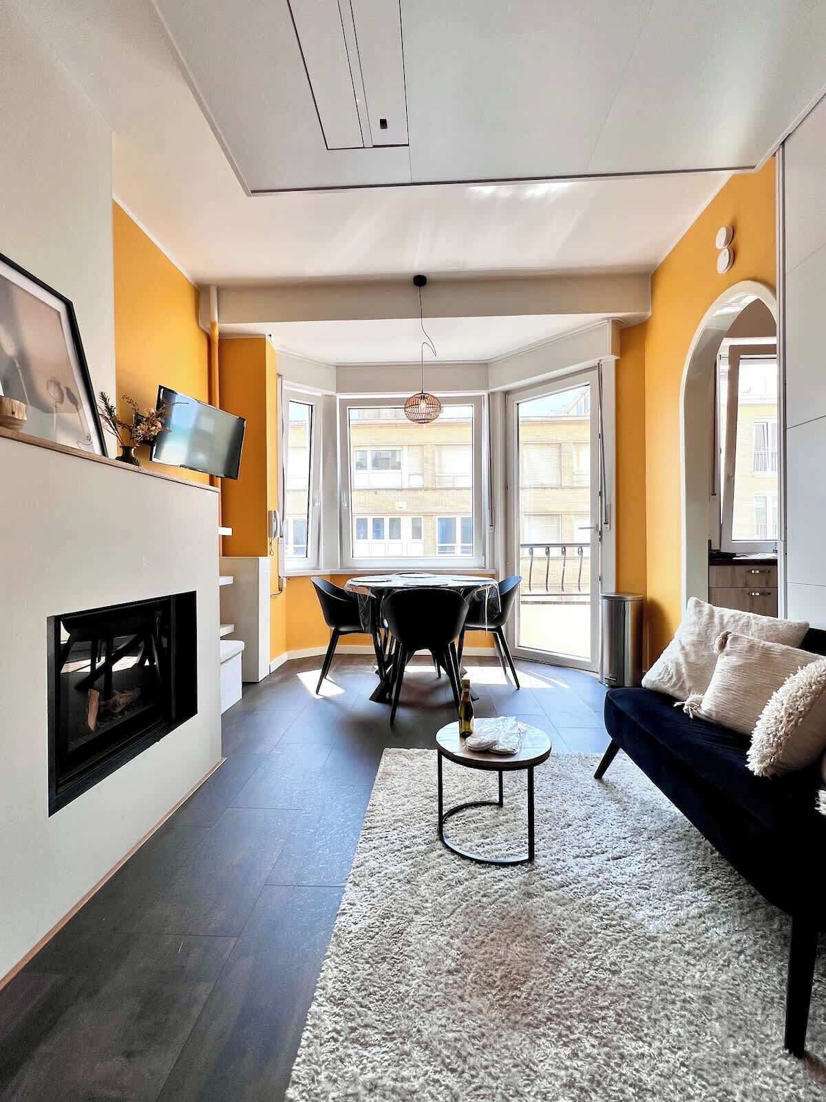 Televisie, een open haard en een kantoor