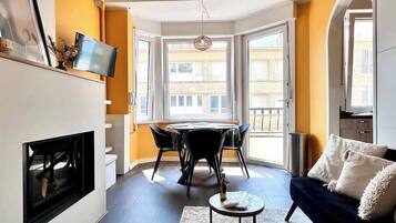 Televisie, een open haard en een kantoor