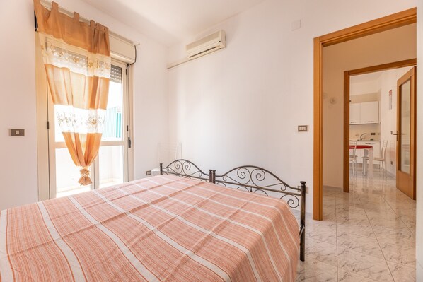 2 bedrooms, bed sheets