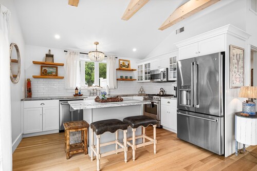 Year round private HOT TUB! NEW! Waterview Cottage on Great Island Narragansett!