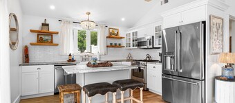 Year round private HOT TUB! NEW! Waterview Cottage on Great Island Narragansett!