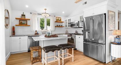 Year round private HOT TUB! NEW! Waterview Cottage on Great Island Narragansett!