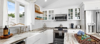 BRAND NEW Waterview 1-bedroom cottage on Great Island Narragansett w/Hot Tub