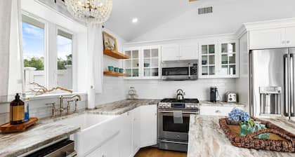 BRAND NEW Waterview 1-bedroom cottage on Great Island Narragansett w/Hot Tub