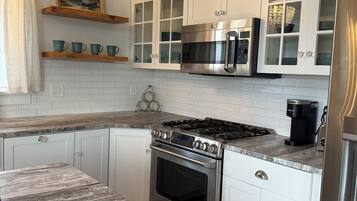 Réfrigérateur, four à micro-ondes, un four, surface de cuisson