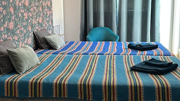 5 bedrooms, desk, WiFi, bed sheets