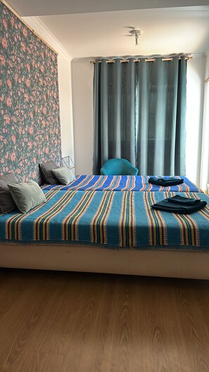 5 bedrooms, desk, WiFi, bed sheets