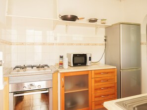 Fridge, microwave, oven, stovetop - 5-bedroom beach house ideal for groups 5 min walk from Carcavelos beach (Oeiras)