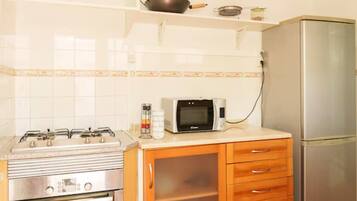 Jääkaappi, mikroaaltouuni, uuni, liesi