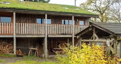 Owl's Roost Eco Lodge Apartment, Lampeter