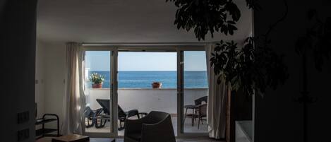 TV connectée, cheminée, livres