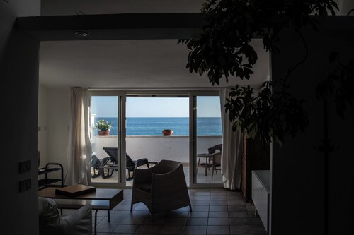 Moonlight: style, comfort and privacy just a few meters from the sea.