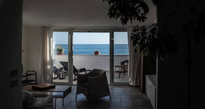 Moonlight: style, comfort and privacy just a few meters from the sea.