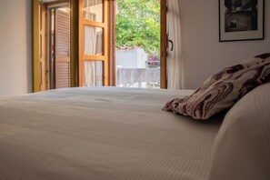 2 bedrooms, iron/ironing board, travel cot, free WiFi - Moonlight: style, comfort and privacy just a few meters from the sea. (Marina Lido)