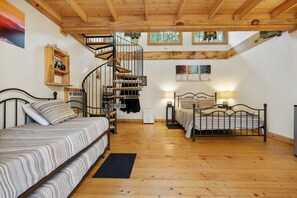 2 bedrooms, free WiFi, bed sheets - Fairytale SQUIRREL'S NEST cabin at Mulberry Gap in Ellijay! (Ellijay)