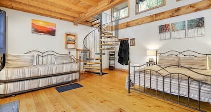 Fairytale SQUIRREL'S NEST cabin at Mulberry Gap in Ellijay!