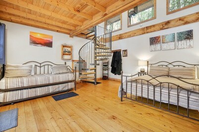 Fairytale SQUIRREL'S NEST cabin at Mulberry Gap in Ellijay!