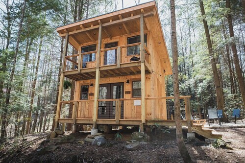 Fairytale SQUIRREL'S NEST cabin at Mulberry Gap in Ellijay!