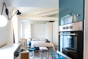 Iron/ironing board, travel cot, WiFi, bed sheets