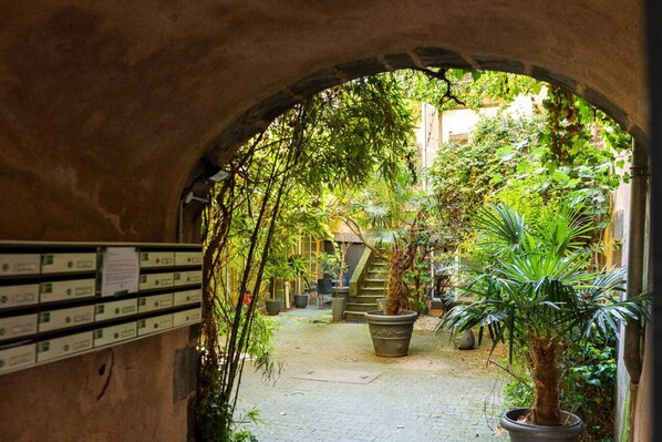 المنطقة المحيطة بالمنشأة