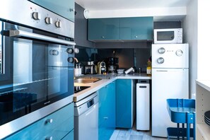 Frigorífico, microondas, horno y cafetera o tetera