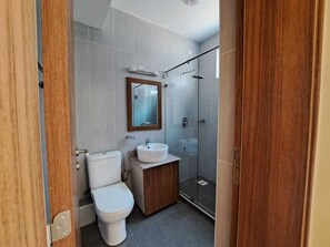 Douche, serviettes fournies