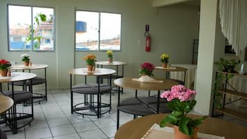 Desayuno buffet diario (BRL 15 por persona)