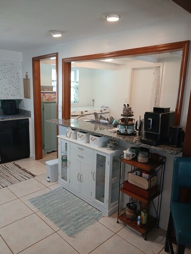 Welcome to the Beachcomber, Charming Master bedroom in pleasant Englewood, Fl