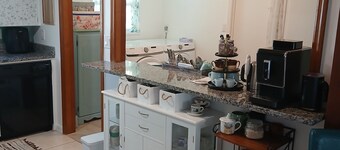 Welcome to the Beachcomber, Charming Master bedroom in pleasant Englewood, Fl