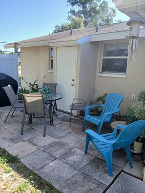 Outdoor dining - Welcome to the Beachcomber, Charming Master bedroom in pleasant Englewood, Fl (Englewood)