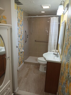 Shower, towels, toilet paper - Welcome to the Beachcomber, Charming Master bedroom in pleasant Englewood, Fl (Englewood)