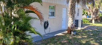 Welcome to the Beachcomber, Charming Master bedroom in pleasant Englewood, Fl