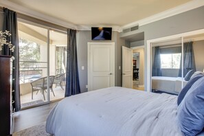 Skrivebord, strygejern/strygebræt, internetforbindelse, sengetøj