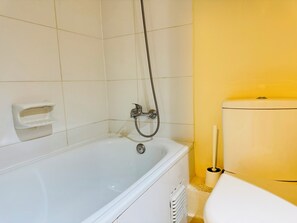 Secador de cabelo, toalhas de banho, sabonete, papel higiênico